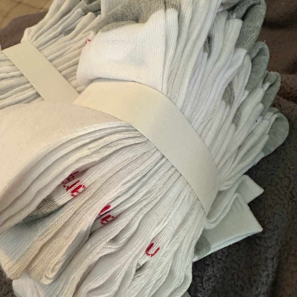 Men’s Hanes white socks - Picture 2 of 2